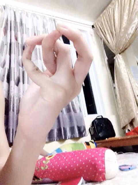 Tú Linh cho biết cô không chỉ có khả năng uốn lưỡi thành hình hoa mà còn có thể bẻ ngoặt các ngón tay thành hai hình tròn lồng vào nhau như mắt xích. Khả năng này của Tú Linh cũng từng khiến không ít bạn bè kinh ngạc, thán phục cô.