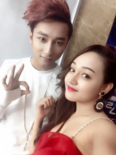 Tuần qua dân mạng Việt truyền tay nhau bức ảnh chàng trai bản sao Sơn Tùng MTP Võ Viễn Thiện chụp ảnh cùng nữ quản lý bar xinh đẹp Tô Tường Vy. Võ Viễn Thiện bị nhiều dân mạng chê bai, chỉ trích là đang cố tình sao chép Sơn Tùng MTP để được nổi tiếng.