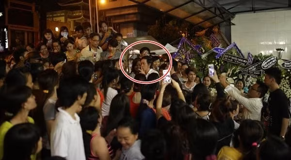 Những hình ảnh trong đám tang Duy Nhân cũng trở thành một chủ đề gây tranh cãi lớn trên mạng. Cảnh đám đông chen chúc chụp hình, vỗ tay, cười nói khi các nghệ sĩ đến viếng Duy Nhân khiến không ít người bức xúc, ngán ngẩm về sự kém ý thức của những người trong cuộc.