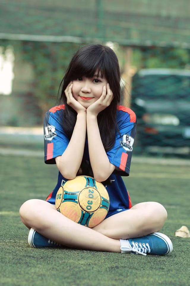 9X xinh đẹp bộc bạch: "Tại sao một chàng trai mặc bộ quần áo đá banh để chụp ảnh thì chẳng ai nói gì. Còn khi một cô gái mặc chỉ để thể hiện tình yêu với đội bóng ấy thì các vội phán xét đó là 'fan phong trào, lấy quần áo làm nền?", trong khi các bạn chưa chắc đã hiểu chút gì về mình".