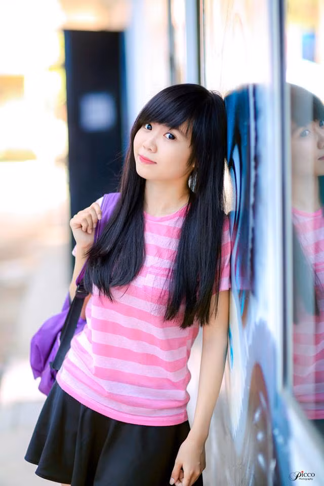 Ngoài hâm mộ MU, thích xem bóng đá, ngoài đời Lệ Nhi còn rất thích đọc sách, chụp ảnh và làm người mẫu ảnh.