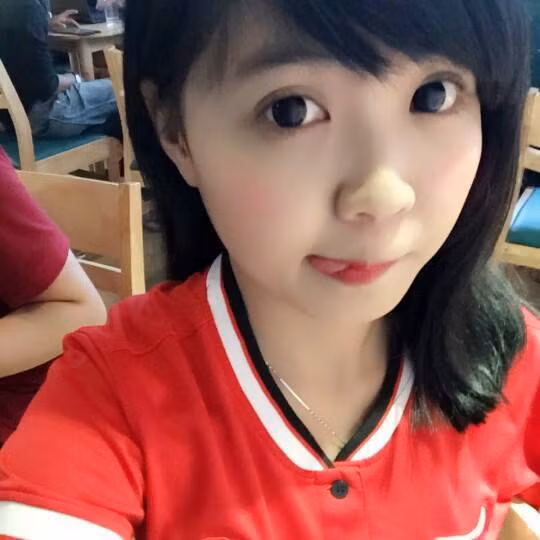 Xinh đẹp và có cách thể hiện tình yêu với MU rất riêng, gần đây Lệ Nhi thỉnh thoảng xuất hiện trên một số fanpage về bóng đá, các trang tin về giới trẻ và được giới thiệu như một fan nữ MU xinh đẹp, trung thành với đội bóng.