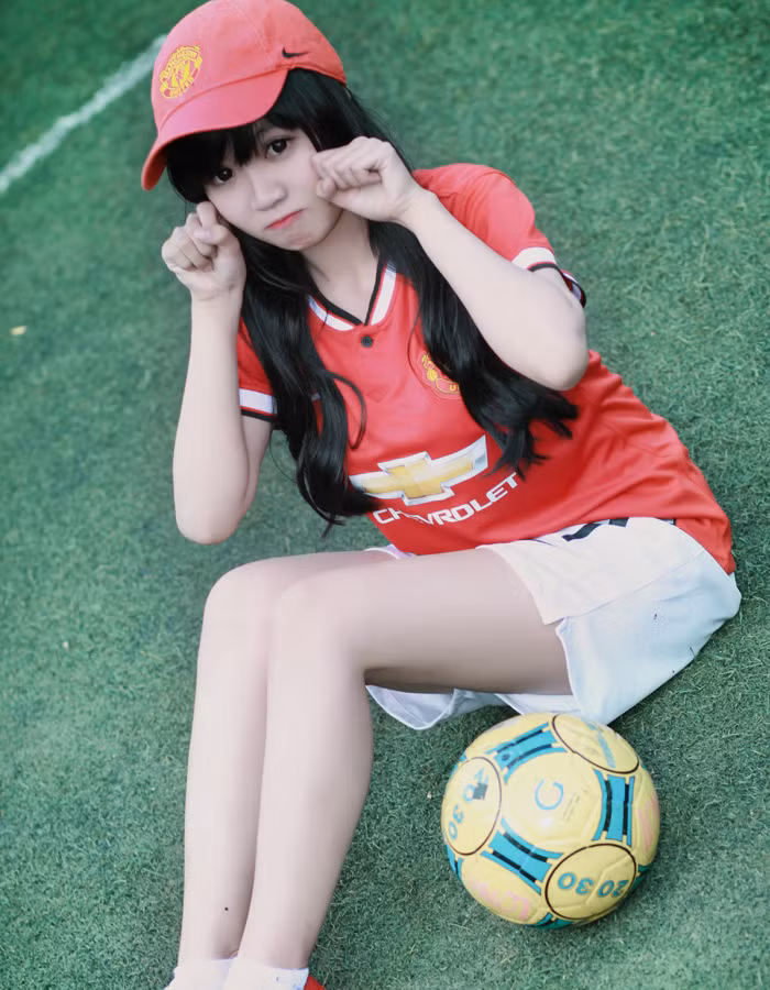 Trần Thị Lệ Nhi, sinh năm 1995, đang sinh sống và học tập tại TP HCM, có tình yêu với CLB Manchester United và là một fan trung thành của đội bóng nước Anh.