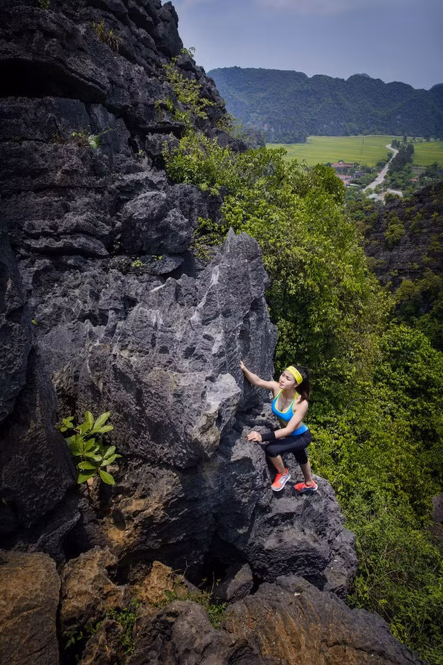 Nổi bật trong bộ ảnh này là dáng vẻ khỏe khoắn, thân hình đẹp của hot girl, Hoa khôi SLNA Đinh Thị Phương. Được biết, qua dáng vẻ cô gái trẻ trung, khỏe khoắn, nhiếp ảnh gia muốn truyền tải ngụ ý, khắc họa hình ảnh người phụ nữ hiện đại sẵn sàng vượt qua mọi chông gai, thử thách của cuộc sống.