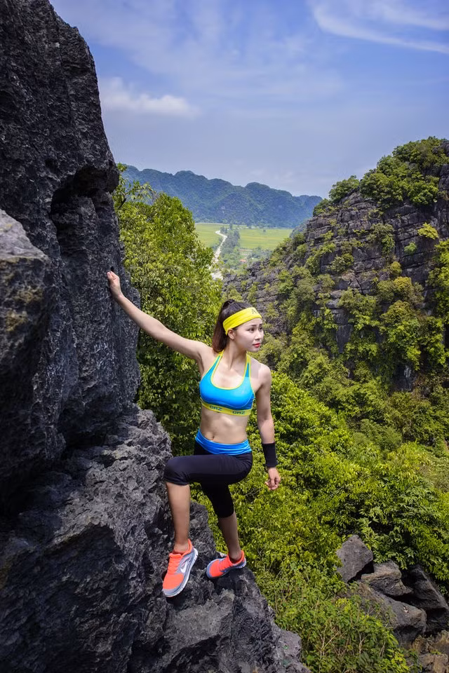 Nhận lời tham gia làm mẫu trong bộ ảnh mới của nhiếp ảnh gia trẻ Đinh Văn Linh, Hoa khôi Sông Lam Nghệ An năm 2013 Đinh Thị Phương có được những tấm hình tạo dáng ấn tượng trong khung cảnh vách núi cheo leo. Ảnh: Đinh Văn Linh.