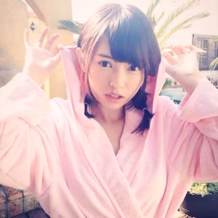 Hikari nổi tiếng sau khi tham gia show truyền hình thực tế mang tên "Câu chuyện kỳ diệu", chương trình chuyên chia sẻ những câu chuyện khiến các cá nhân thay đổi được cuộc sống của mình.