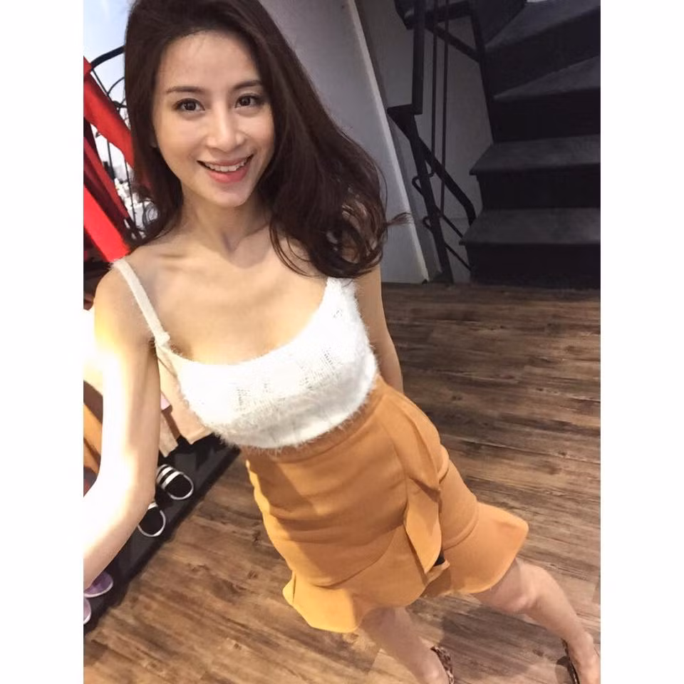 Sau một thời gian bỏ lơ showbiz, không có bất cứ hoạt động nào... hot girl Quỳnh Anh bất ngờ trở lại trong khoảng gần hai năm nay. Khi trở lại, hot girl xinh đẹp này đã có đứa con thứ hai. Con gái lớn của Quỳnh Anh là bé Phương Vy năm nay cũng đã lên 8 tuổi và cũng được nhiều người chú ý bởi nét xinh xắn được thừa hưởng từ mẹ.