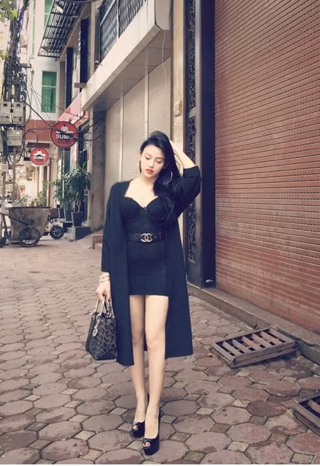 Huyền Baby thay đổi phong cách nhanh đến chóng mặt, giống như "lột xác" thành một người khác. Nàng hot girl có vẻ đẹp ngây thơ, trong sáng ngày nào, nay đã trở thành "gái một con trông mòn con mắt", sexy và quyến rũ hơn rất nhiều.