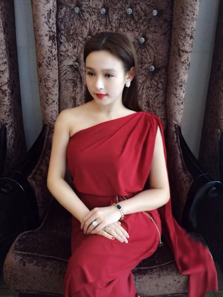 Dù đã sinh con nhưng Huyền Baby vẫn giữ được nét trẻ trung, đặc biệt là thân hình vốn đã rất chuẩn, nay lại thêm phần gợi cảm, bốc lửa hơn.