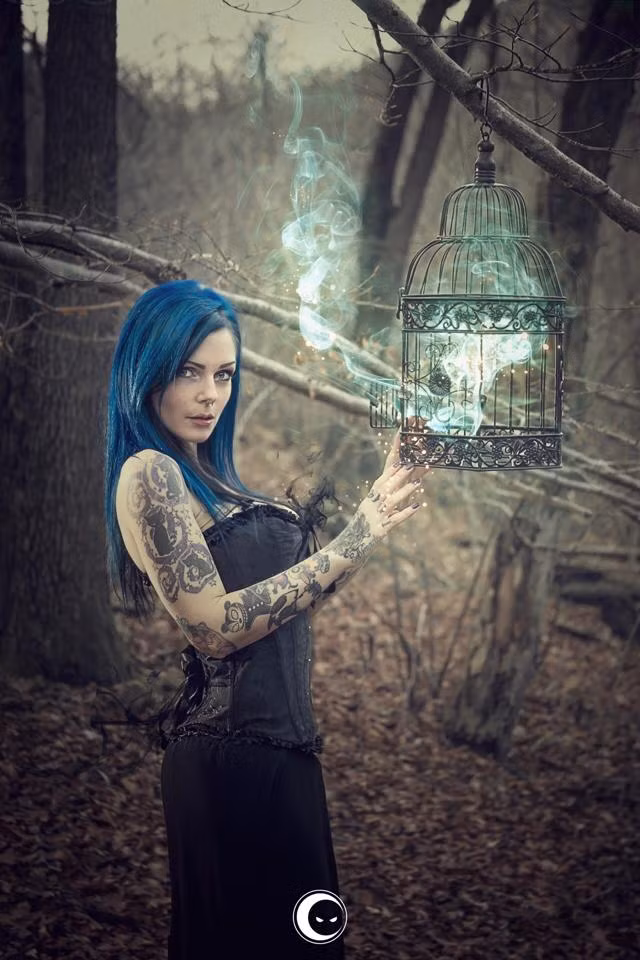 Trước khi đến với nghề người mẫu, từ năm 16 tuổi, Riae làm rất nhiều công việc từ thư ký, nhân viên PR, quảng cáo... cho đến bồi bàn, phục vụ. Quãng thời gian Riae sống xa gia đình, gặp nhiều khó khăn luôn có cảm giác không thể hài lòng với chính bản thân, cơ thể của mình.