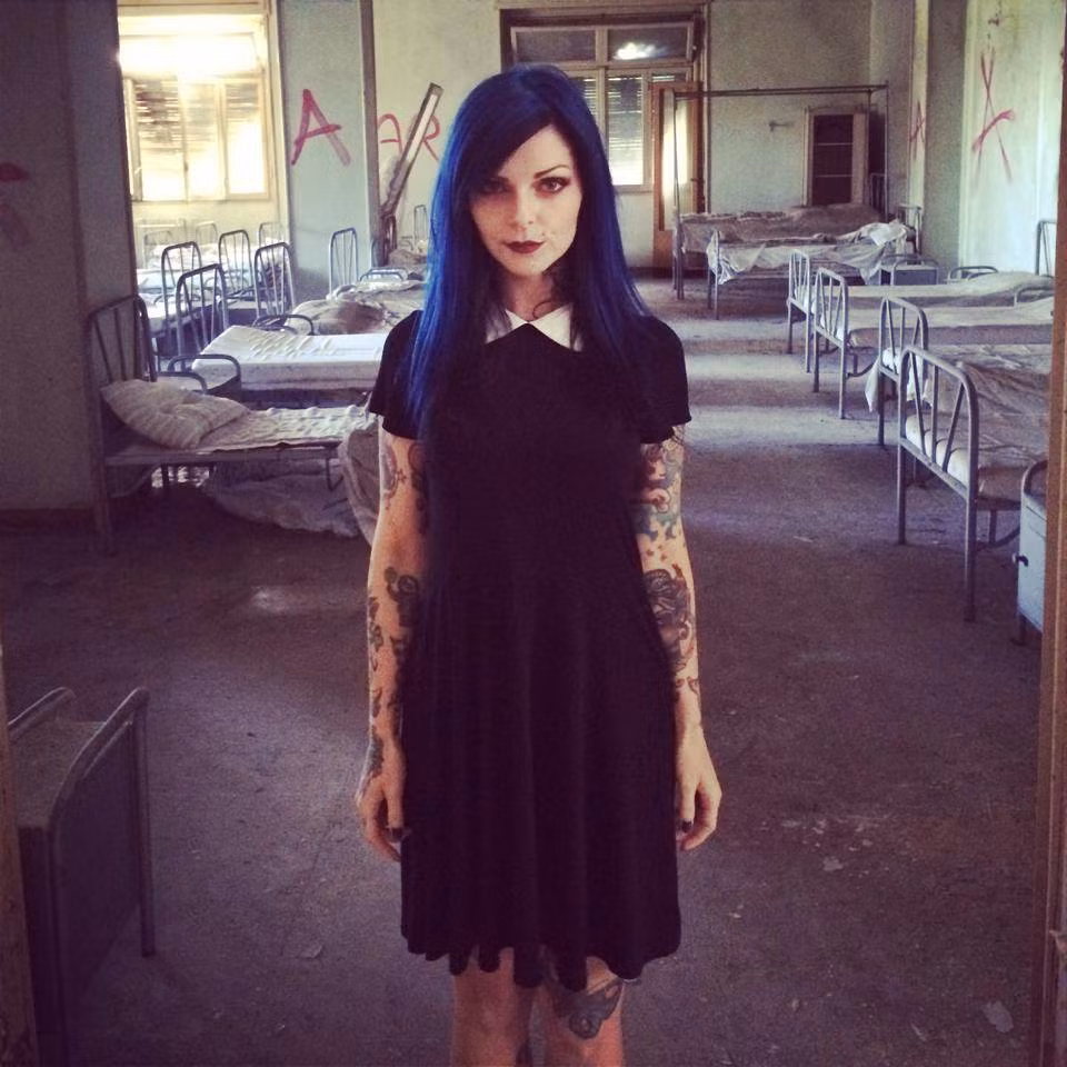 Mái tóc màu xanh nước biển, khuôn mặt mang nét đẹp cổ điển và thân hình xăm trổ của Riae giúp cô hóa thân cực "nuột" vào những bộ ảnh mang tính chất hơi ma quái, dị hợm.