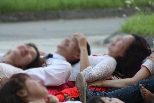 Nhiều người sau khi xem những bức ảnh này đã cho rằng đây là một kiểu tạo dáng phản cảm với nhiều hành động động chạm cơ thể giữa nam, nữ sinh. Số khác cho rằng đây là những khoảnh khắc tự nhiên, ngộ nghĩnh của đám "nhất quỷ nhì ma"... Chính những quan điểm khác nhau đã tạo nên cuộc tranh cãi trên mạng.