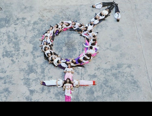 Theo tìm hiểu, chủ nhân, người chụp những bức ảnh kỷ yếu gây tranh cãi này là Nguyễn Huy Hoàng, chàng trai trẻ chuyên làm nghề chụp ảnh kỷ yếu cho sinh viên, học sinh nhiều tỉnh thành ở miền Bắc. Các nam nữ sinh viên gối đầu lên nhau đều thuộc lớp Gây mê 10 trường ĐH Kỹ thuật Y tế Hải Dương.