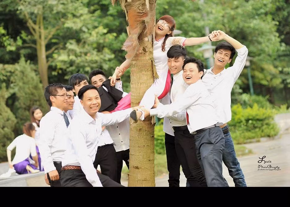 Chia sẻ về nghề chụp ảnh kỷ yếu, Huy Hoàng cho biết: "Kỷ yếu, không đơn giản chỉ là chụp khoảnh khắc các bạn bên nhau. Người chụp ảnh hãy thân thiện, giao lưu với các bạn sinh viên trước tiên, để xoá đi khoảng cách giữa "thợ ảnh" và "khách hàng". Phó nháy là người tạo ra cảm xúc vui vẻ, tạo ra kỷ niệm đẹp cho các bạn nữa".