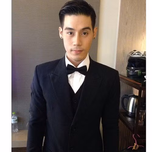 Dechapat cho biết anh thực hiện ca phẫu thuật nâng và làm gọn mũi trước lễ Songkran vài ngày. Sau khi nghỉ ngơi, Dechapat trở lại với nhan sắc "lợi hại" hơn, tích cực tham gia vào nhiều bộ ảnh mới.