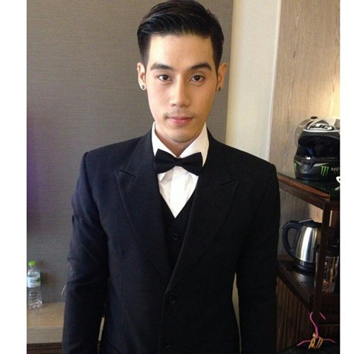 Dechapat cho biết anh thực hiện ca phẫu thuật nâng và làm gọn mũi trước lễ Songkran vài ngày. Sau khi nghỉ ngơi, Dechapat trở lại với nhan sắc "lợi hại" hơn, tích cực tham gia vào nhiều bộ ảnh mới.