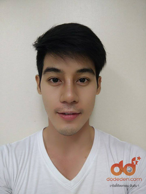 Tuy nhiên, chiếc mũi quá cao và được "tỉa tót" quá kỹ càng khiến nó giống như "rời rạc", không liên quan đến khuôn mặt của Dechapat. Dù phải nghe nhiều lời thắc mắc nhưng chàng hot boy xe ôm vẫn bộc lộ rằng bản thân anh rất hài lòng với dung mạo mới.