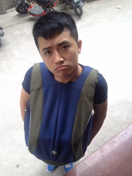 Hình ảnh đời thường đáng yêu, tinh nghịch của thầy giáo đẹp trai Bùi Minh Quân.