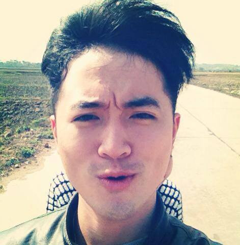 Biết được thầy đi thi Vietnam Idol 2015, một số học sinh của Minh Quân đã viết thiệp chúc anh may mắn, khích lệ tinh thần cho thầy giáo. Điều này khiến thầy giáo đẹp trai cảm động và thêm phần nỗ lực.