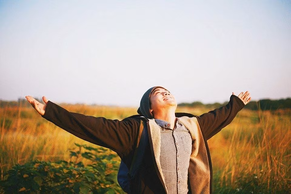 Minh Quân cho biết anh yêu cả hai nghề ca sĩ và giáo viên. Mỗi công việc lại có những trải nghiệm khác nhau và anh muốn trải nghiệm tất cả, cảm nhận để trưởng thành hơn.