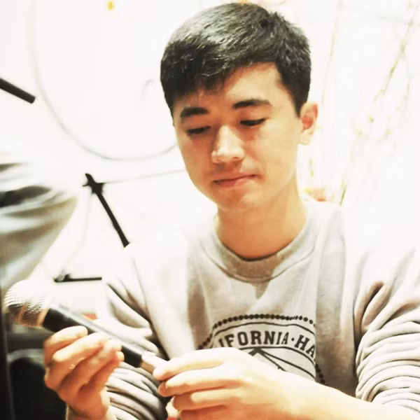 Khi về giảng dạy ở trường Tiểu học Lương Yên, thầy Bùi Minh Quân cũng trở thành cây văn nghệ của trường. Với sự động viên, cổ vũ của đồng nghiệp, học sinh... Minh Quân có thêm động lực để thực hiện ước mơ của mình.