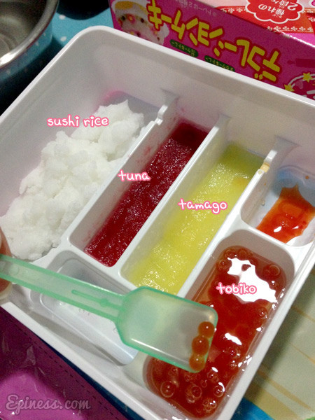 Popin Cookin là một phần của nghệ thuật làm mô hình đồ ăn của Nhật Bản. Trò chơi này bắt nguồn từ công việc chế tạo đồ ăn giả giống y như thật để quảng cáo, giới thiệu trong các nhà hàng, quán ăn ở Nhật Bản.