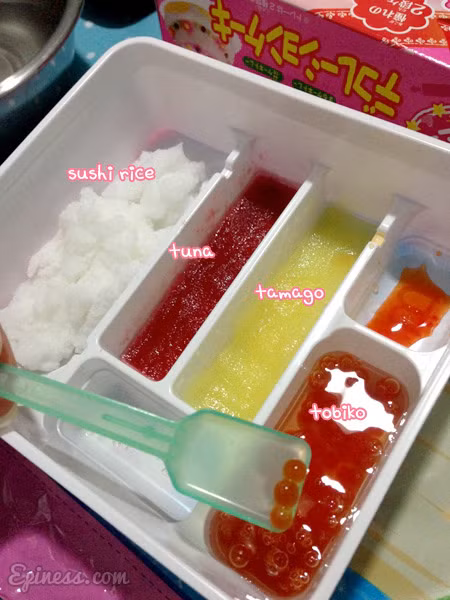 Popin Cookin là một phần của nghệ thuật làm mô hình đồ ăn của Nhật Bản. Trò chơi này bắt nguồn từ công việc chế tạo đồ ăn giả giống y như thật để quảng cáo, giới thiệu trong các nhà hàng, quán ăn ở Nhật Bản.