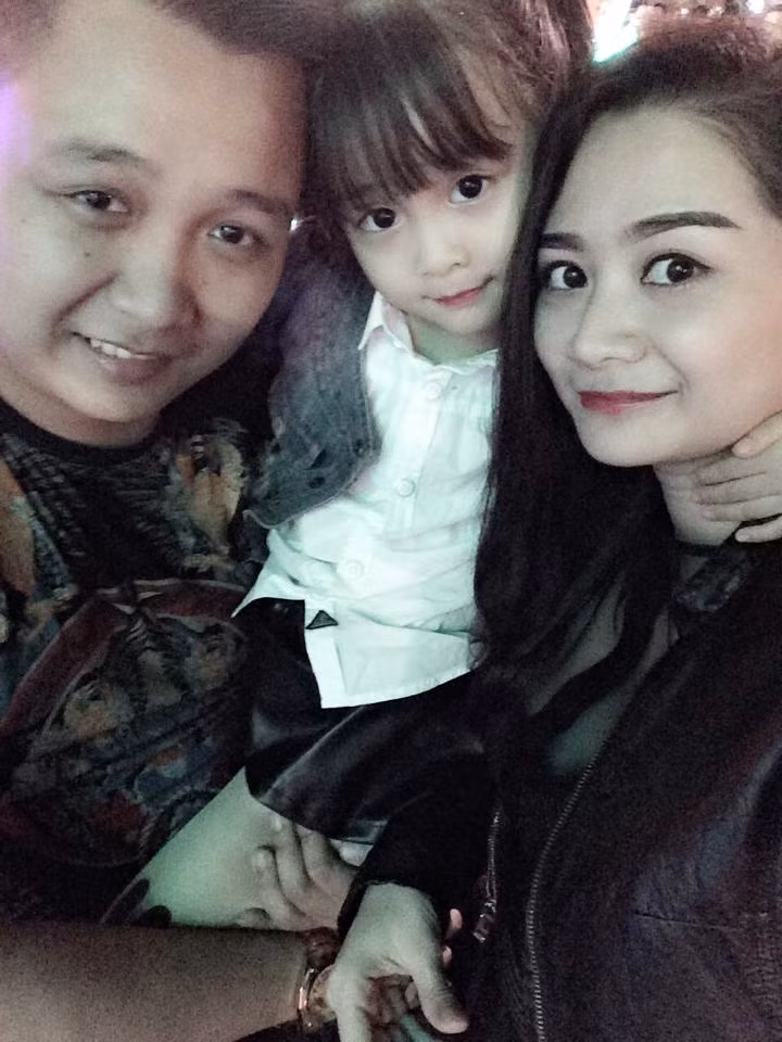 Bé Phương Ly rất tình cảm, thích gần gũi với bố mẹ. Trên trang cá nhân của chị Phương có chia sẻ rất nhiều bức ảnh ghi lại khoảnh khắc hạnh phúc của cả gia đình.