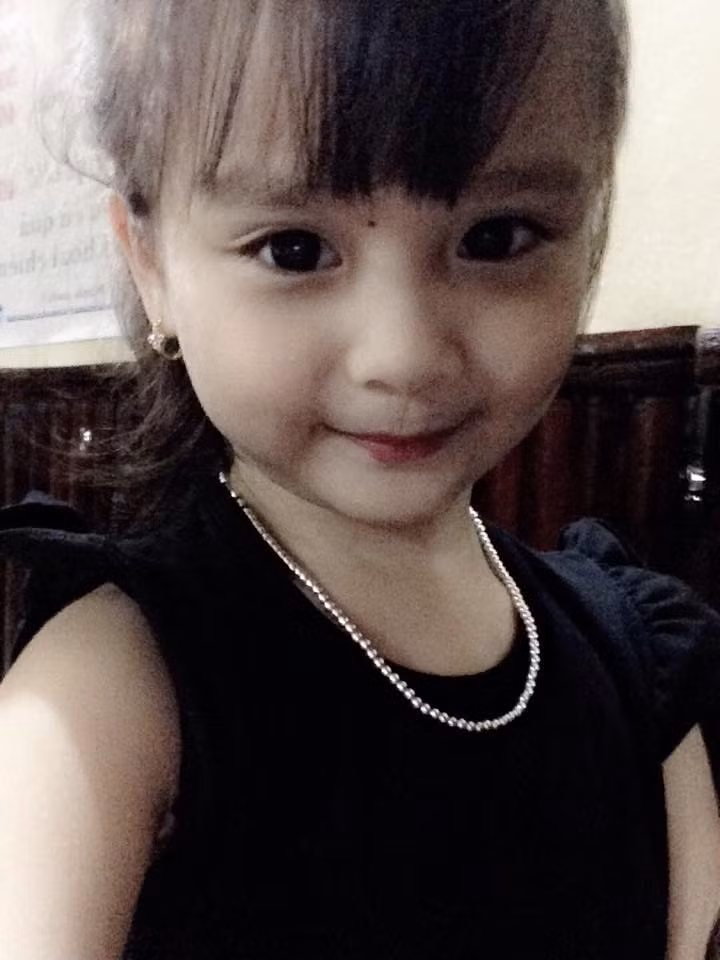 Được biết, sau khi xem phong trào clip biến hình trên mạng, chính bé Phương Ly vì quá thích thú nên đã xin mẹ quay clip giống như vậy cho mình. "Phát cuồng" vẻ đáng yêu của con gái, chị Phương trang điểm và dùng điện thoại quay clip cho bé Ly.