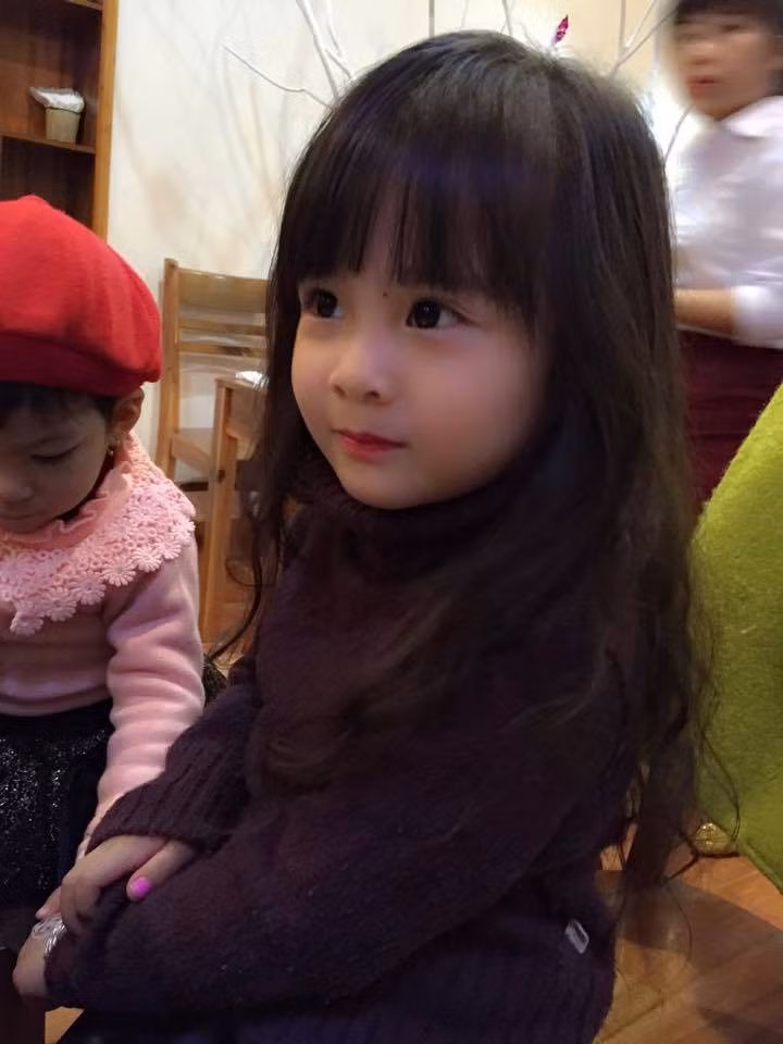 Theo chia sẻ của chị Bích Phương, bé Phương Ly bình thường khá điệu đà. Bé thích được chụp ảnh và đôi khi không cần hướng dẫn cũng có thể tạo dáng được.