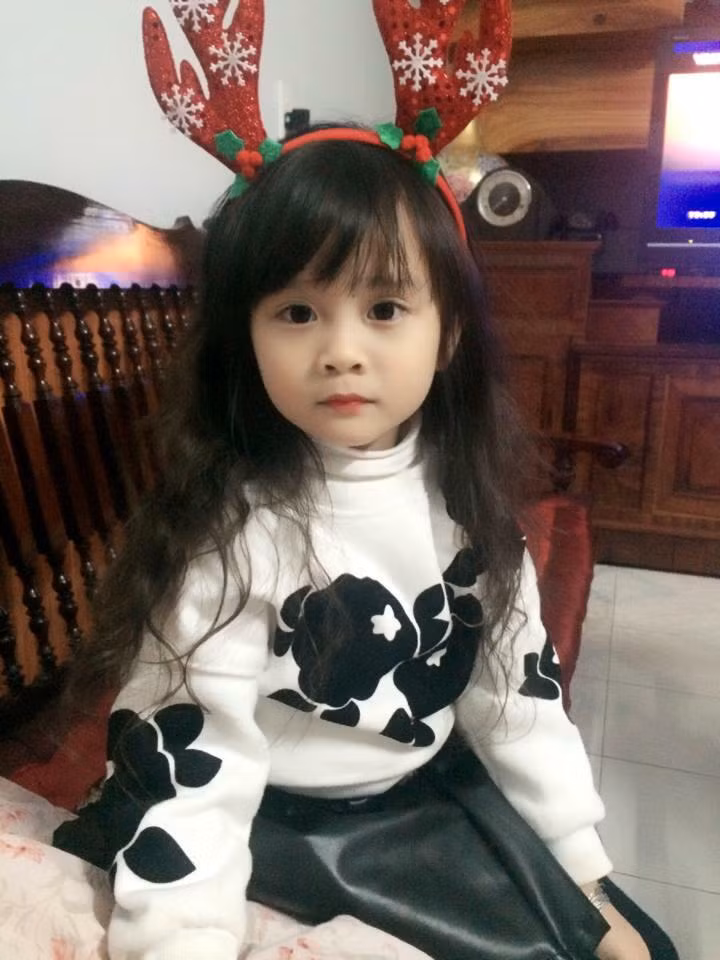 Bé Phương Ly đang học tại trường mầm non Phan Thiết, tỉnh Tuyên Quang. Điệu đà và cũng có chút nghịch ngợm nhưng bé Ly hiện tại đã biết tự làm một số công việc như chọn lựa, tự mặc quần áo, dọn dẹp đồ đạc của mình...