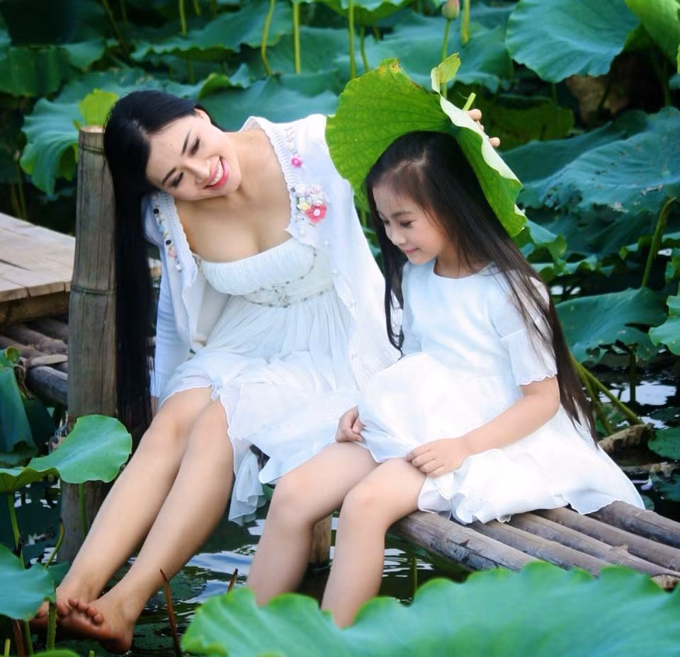 Theo chị Hạnh, tất cả những gì chị có được chỉ là sự ưu ái của tự nhiên. Những lời khen về ngoại hình khiến chị cảm thấy vui vẻ, cuộc sống có thêm màu sắc, nhưng với hot girl U40, được trở thành một người vợ, một người mẹ tốt mới là niềm hạnh phúc lớn nhất không gì sánh nổi.