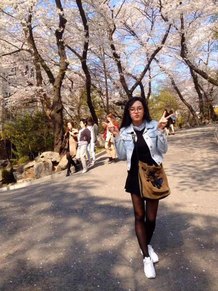 Từ khi nổi tiếng, hot girl thẩm mỹ luôn giữ cho mình phong cách rất năng động và khá tinh nghịch. Bên cạnh những lần mặc áo dài, trang phục truyền thống để lên truyền hình, ngoài đời, Thanh Quỳnh luôn yêu thích những bộ váy áo thời trang, hiện đại và trẻ trung.