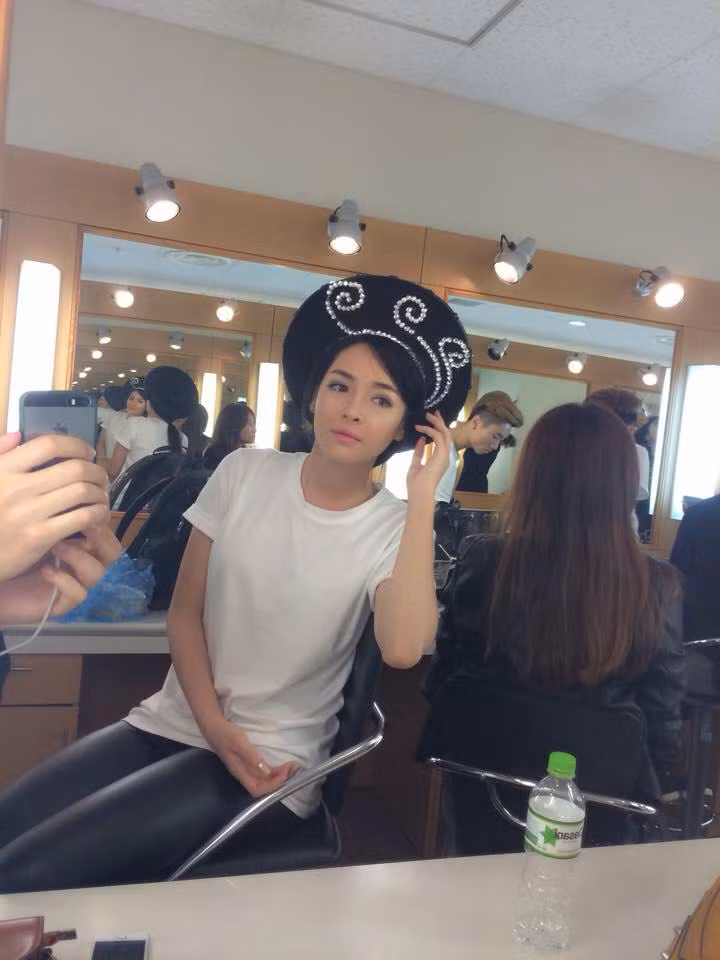 Trong nhiều hình ảnh hậu trường, Thanh Quỳnh cũng thể hiện sự tinh nghịch, năng động của mình.