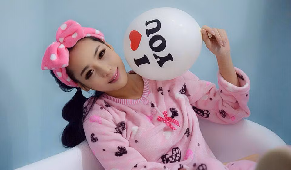 Có khuôn mặt mới được cho là giống hệt gái Hàn Quốc, hot girl sinh năm 1992 còn khá phù hợp với phong cách "kẹo ngọt", dễ thương. Tự tin với ngoại hình mới của mình, Vũ Thanh Quỳnh hiện rất chịu khó chụp ảnh và thường xuyên nói về những thay đổi lớn trong cuộc sống của cô.