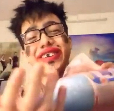 " Clip biến hình" là cách gọi quen thuộc của giới trẻ, dân mạng Việt về loạt video làm đẹp trong chớp mắt gần đây xuất hiện tràn ngập trên mạng như một phong trào mới nổi.