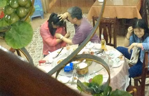 Nổi tiếng theo cách khác, một Phó giáo sư họ Vương đã về hưu của Học viện Mỹ thuật ở Tứ Xuyên, Trung Quốc, cách đây không lâu đã nhận vô số lời chỉ trích khi bị tố là giáo sư sàm sỡ sinh viên khi một số bức ảnh chụp lén ông được phát tán trên mạng.