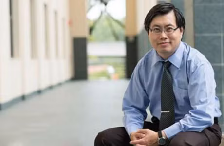 Giáo sư Joseph Yeo Boon Woi, 40 tuổi, là thành viên trong Ủy ban tổ chức cuộc thi Olympic Toán Singapore và châu Á (SASMO) và là người tạo ra đề toán "sinh nhật của Cheryl" từng gây bão mạng quốc tế hồi đầu tháng tư.