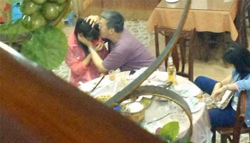 Những bức ảnh được chụp trong một nhà hàng, một người đàn ông tóc bạc ngồi giữa hai cô gái trẻ tại một nhà hàng. Ông ta liên tục sờ soạng, hôn lên má cô gái bên trái và hôn lên tay của cô gái bên phải. Khi những tấm ảnh được lan truyền nhanh chóng, danh tính của người đàn ông trong bức ảnh cũng được tiết lộ. Đó là một cựu Phó giáo sư tại Học viện Mỹ thuật Tứ Xuyên có tên là Vương Tiểu Tiễn.