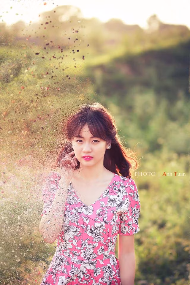 Những bức ảnh được chỉnh sửa tạo cảm giác cho người xem về sự tan biến, vỡ vụn của nhân vật trong ảnh đang hấp dẫn một số lượng lớn dân mạng trên Facebook. Trào lưu chụp ảnh thân xác tan biến bắt nguồn từ một fanpage chuyên về chỉnh sửa, blend màu ảnh nổi tiếng trên Facebook. Ảnh: Anh Tuấn.