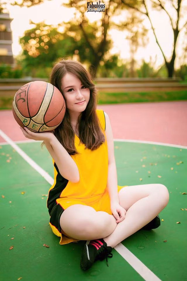 Có vẻ ngoài rất nữ tính, quyến rũ nhưng Kiều Oanh chia sẻ rằng bản thân cô luôn thích việc vận động, chơi thể thao. Với bóng đá, Kiều Oanh là fan ruột của đội tuyển Bồ Đào Nha và CLB Manchester United. Kiều Oanh cũng cho biết cô bạn gần như không bỏ lỡ một trận đấu nào của đội tuyển Việt Nam.