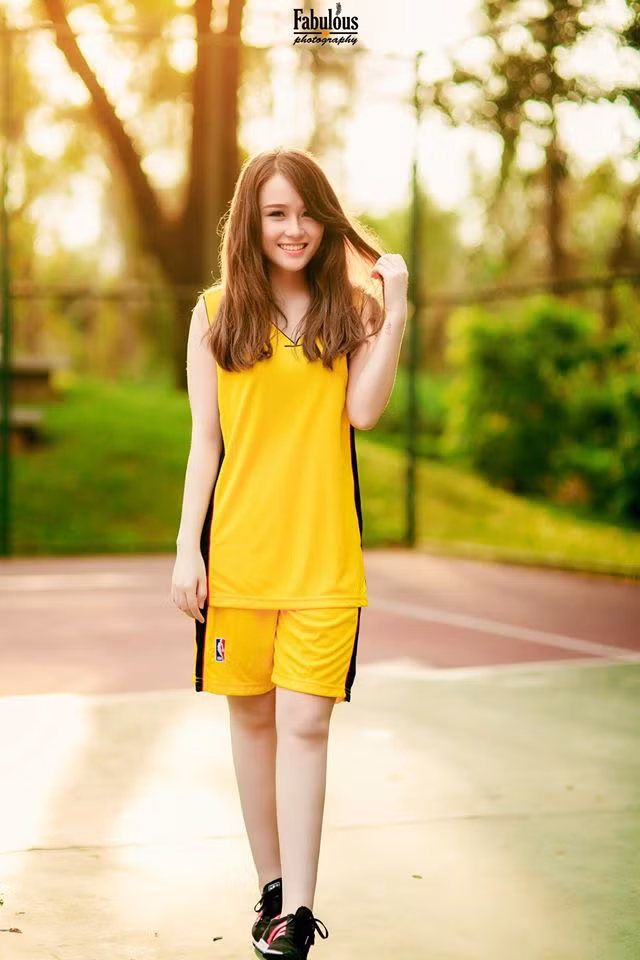  9X Sài thành yêu thích bóng rổ, bóng đá từ nhỏ. Dù không có chiều cao quá nổi trội nhưng vì sở thích, Kiều Oanh vẫn thường xuyên tập luyện, chơi bóng cùng với bạn bè vào những lúc rảnh rỗi.