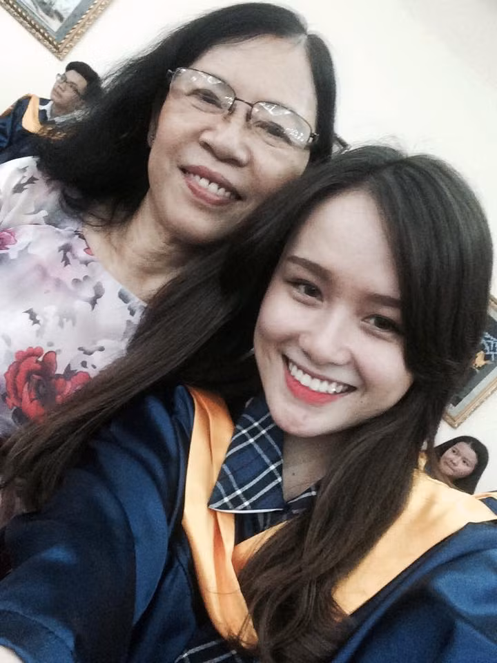 Đang trong những ngày tháng cuối cùng của quãng đời học sinh, Kiều Oanh rất cố gắng, tập trung cho việc học tập để vươn tới ước mơ được trở thành một nữ tiếp viên hàng không.