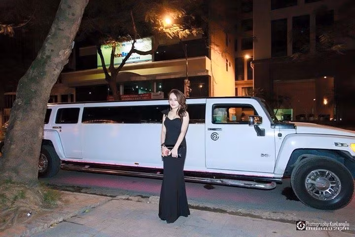 Hình ảnh Tường Vy đi xe Limousine sang trọng tới sinh nhật, như một phần chứng minh cuộc sống sang chảnh của cô nàng. Cùng với loạt thông tin về sinh nhật tổ chức ở bar cực tốn kém, dân mạng người trầm trồ kinh ngạc, người hoài nghi về cách chơi sang của "hot girl" mới nổi này.