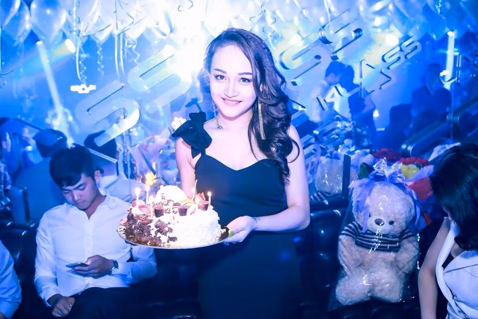 Nhiều dân mạng đặt ra câu hỏi: Liệu bữa tiệc sinh nhật 200 triệu đồng trước đó của cô nàng sinh năm 1993 này có phải chỉ là một chiêu "chơi ngông" để được nổi tiếng, gây sự chú ý?