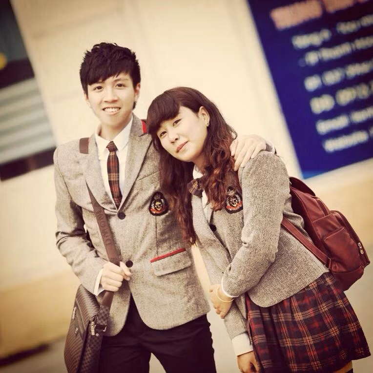 Trong bộ đồng phục của học sinh Việt Nam hay của học sinh Hàn Quốc... chàng 9X Thanh Hóa vẫn trông rất hiền lành và đáng yêu. Được biết, Minh Phong thường xuyên cùng người yêu chụp những bộ ảnh đôi.