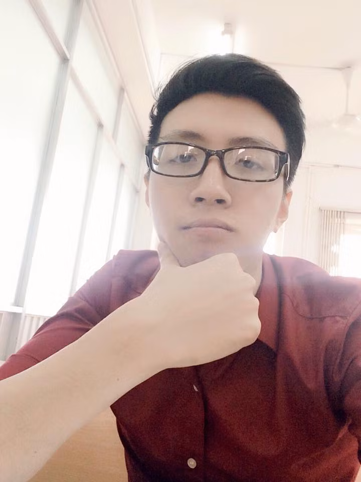 Minh Phong cũng tập tành kinh doanh từ những năm học phổ thông khi bán những món đồ lưu niệm dễ thương cho học trò. Cậu chàng chắt chiu từng đồng lãi để thực hiện những kế hoạch, dự định riêng của bản thân cũng như để học hỏi, tích lũy thêm kinh nghiệm trong tương lai.