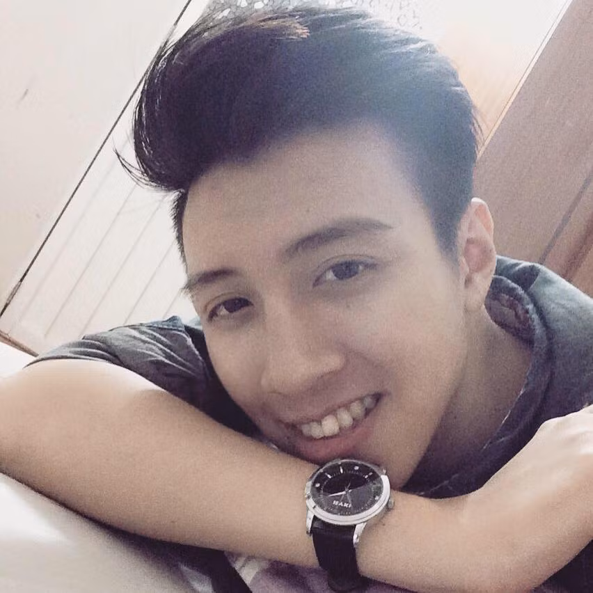 Ngoài bảnh trai, hài hước, chàng hot boy đồng phục còn "ăn điểm" với các cô gái hơn với tài lẻ kinh doanh và giọng hát rất hay. Minh Phong cho biết: "Ca hát giống như năng khiếu bẩm sinh của mình. Dù vẫn có nhiều điểm yếu nhưng mình rất vui khi được bạn bè chấp nhận và khen ngợi mỗi khi cất tiếng hát".