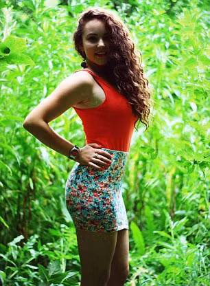 Cô bạn 17 tuổi vẫn còn sợ hãi và cho biết, khi nghe ý tưởng trèo lên nóc tàu điện để chụp ảnh tự sướng "để đời", cả hai đã không nghĩ đến những nguy hiểm, tai nạn có thể xảy ra và đã liều mình thực hiện.