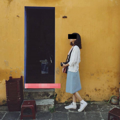 Sau khi thấy chủ nhà trọ đăng tin trên internet, chị Đặng Thị Cẩm T. (SN 1995, trú tại phường Ngọc Hà, quận Ba Đình, Hà Nội - sinh viên trường Đại học Sân khấu - Điện ảnh Hà Nội) đến phố Nguyễn Phúc Lai để hỏi thuê nhà.